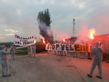 Manifestazione a ridosso della centrale Eni di Falconara
