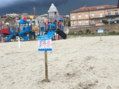 Cartelloni con indicazioni anti-Covid installati sulle spiagge di Falconara Marittima